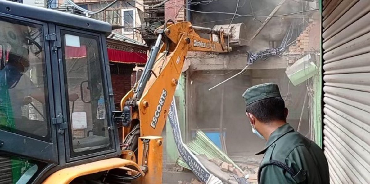 बांगेमुढाको ४४ वर्ष पुरानो सामुदायिक घर शुक्रबार भत्काउँदै काठमाडौं महानगरको डोजर। तस्बिर स्रोत: अनिश मल्लको ट्वीटर