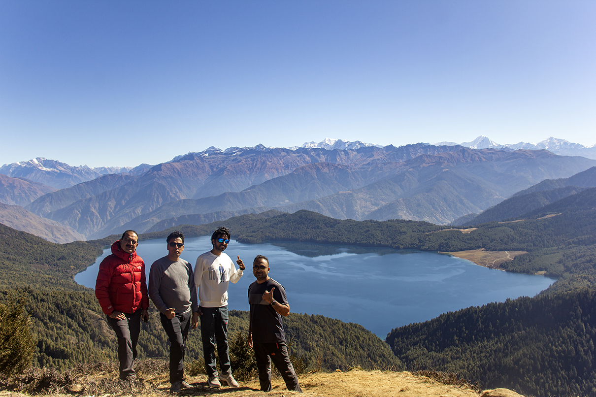 14.-Travellers-with-View-of-RaRa-Lake-from-Murma-Top-1696073757.jpg