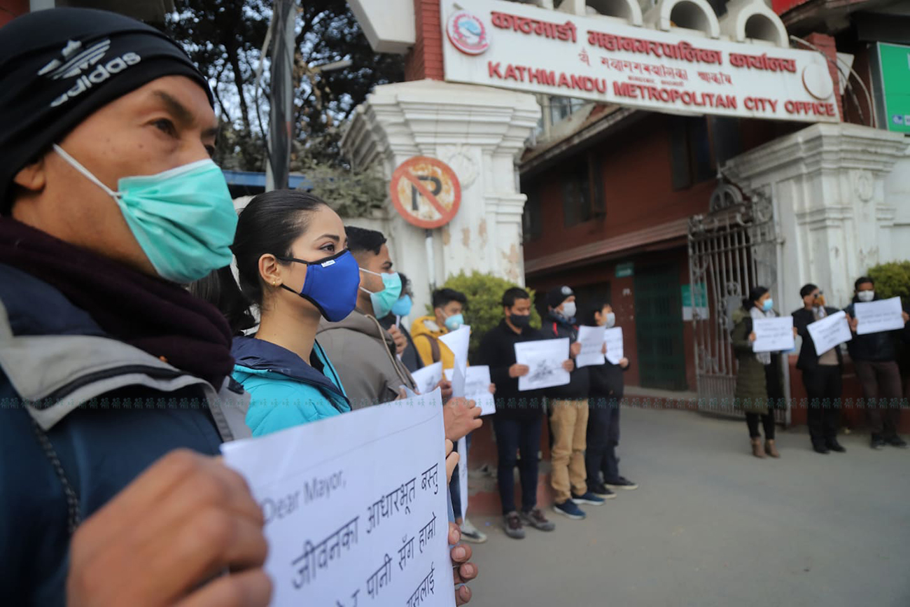 कमलपोखरीमा भइरहेको अतिक्रमणविरूद्ध काठमाडौं महानगरपालिकामा सोमबार विरोध प्रदर्शन गर्दै संरक्षण अभियन्ताहरू। तस्बिर: निशा भण्डारी/सेतोपाटी