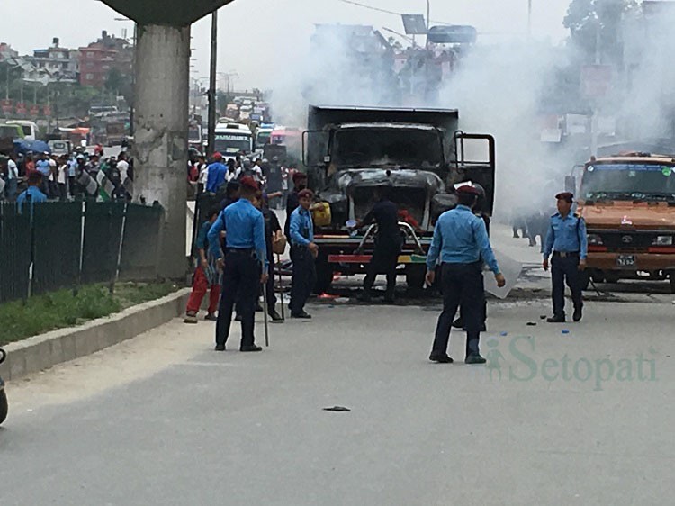 भक्तपुर, जडिबुटीमा बुधबार स्कुटरलाई ठक्कर दिएको टिपरमा स्थानीयले आगो लाएका छन्। टिपरको ठक्करबाट बनेपा निवासी अस्मिता भण्डारीको मृत्यु भएको छ।