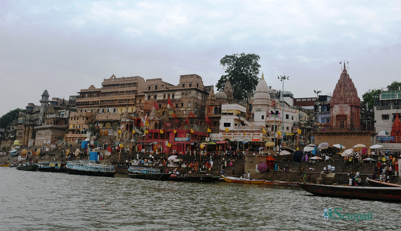 गंगा किनारमा रहेको बनारस सहर।