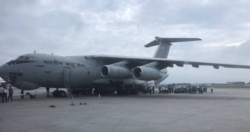 भारतीय प्रधानमन्त्री नरेन्द्र मोदीको सुरक्षा व्यवस्था मिलाउन तीनवटा बुलेटप्रुफ कारसहित १३ जना सैनिक कमाण्डो लिएर आएको भारतीय वायुसेनाको जहाज। तस्बिर सौजन्य: सुवास अधिकारी