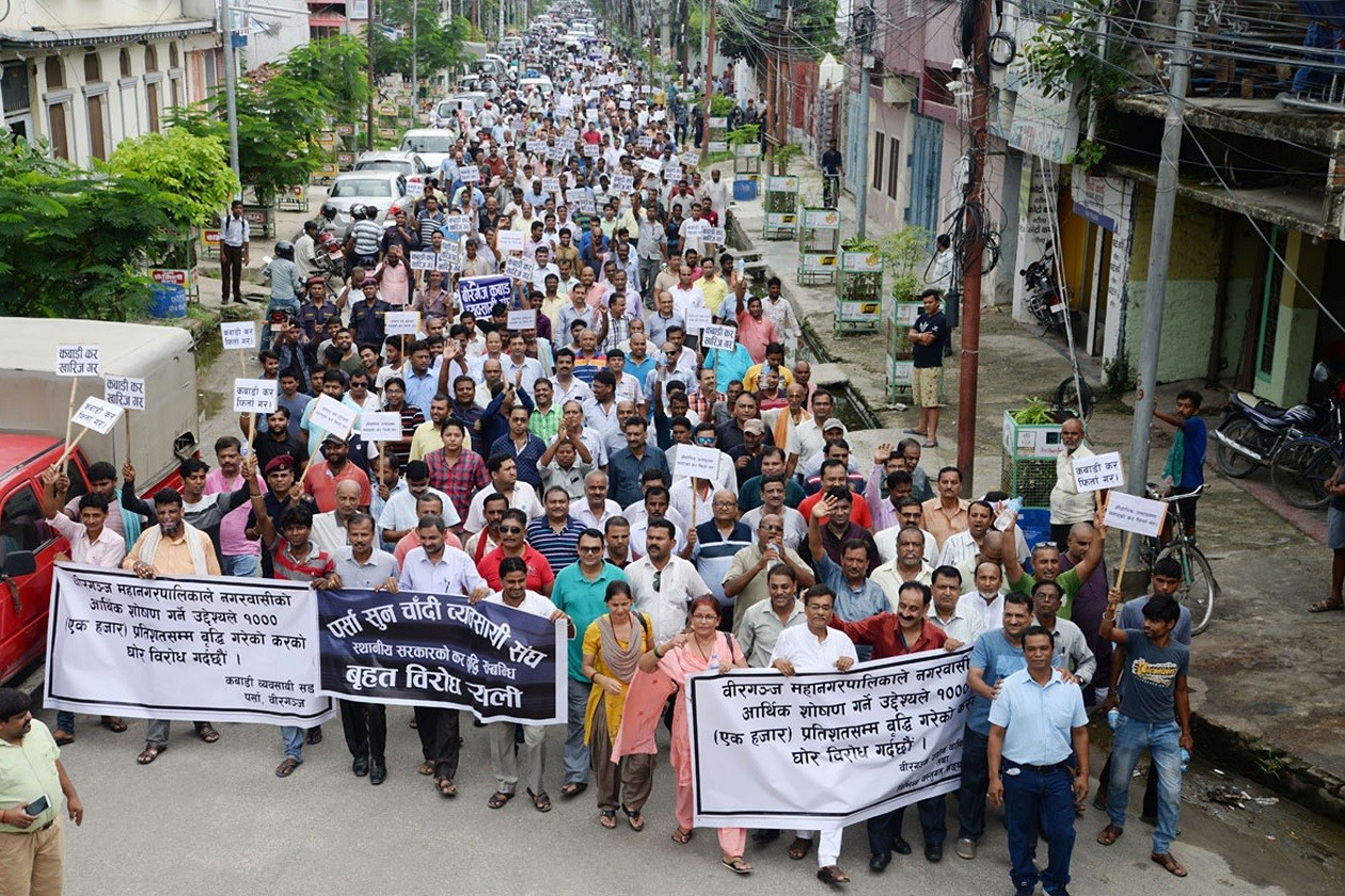 वीरगन्जमा गत साउन महिना करवृद्धिको विरोध गर्दै उद्योगी व्यवसायी। फाइल तस्बिर: रासस