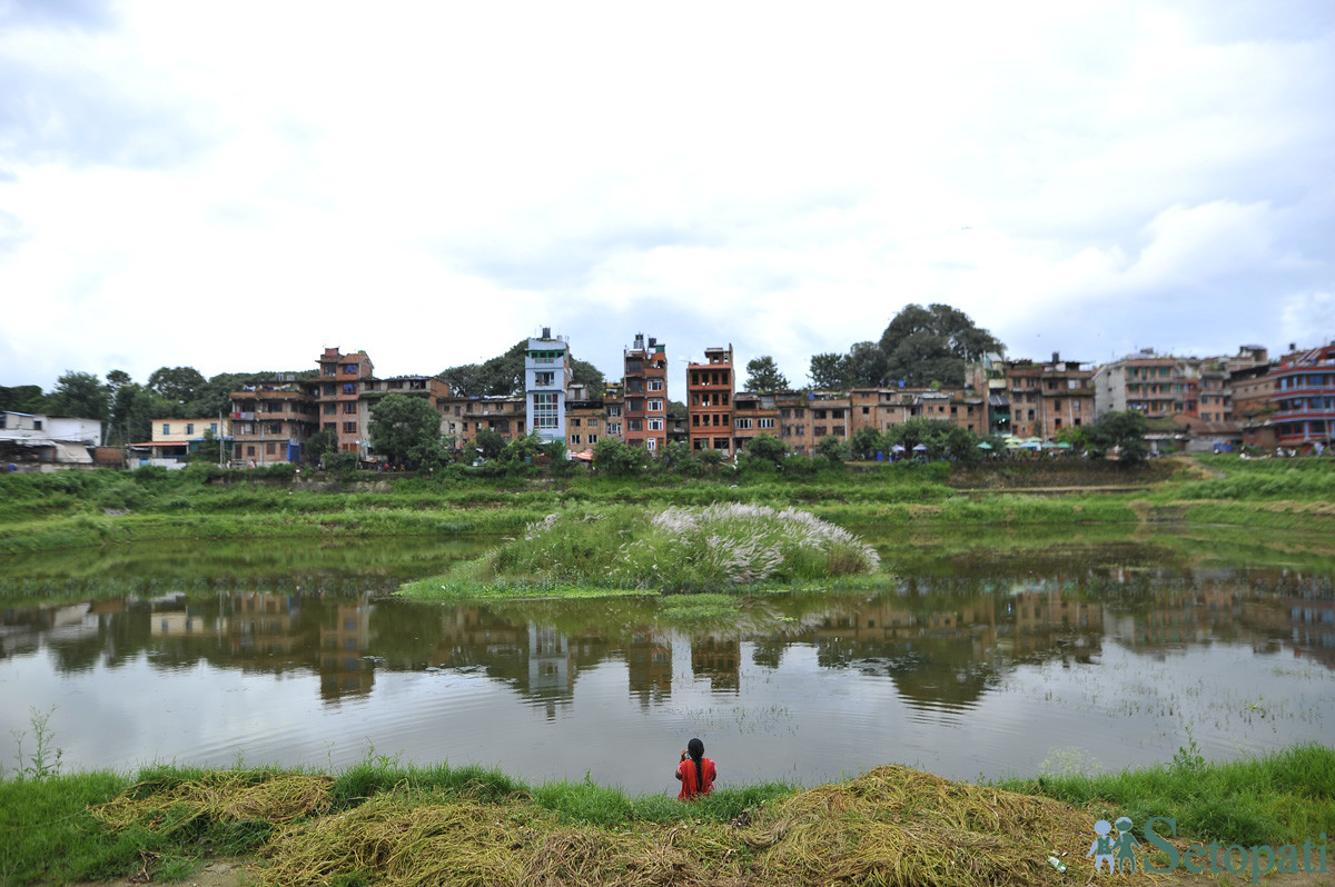 भक्तपुर वडा नम्बर १ स्थित भाजु पोखरी। तीन दशकदेखि सुकेको यो पोखरी हालै भक्तपुर नगरपालिकाले ब्युँताएको छ। पोखरी बीचको थुम्कोमा मन्दिर बनाउने तयारी हुँदैछ। तस्बिरः नारायण महर्जन/सेतोपाटी