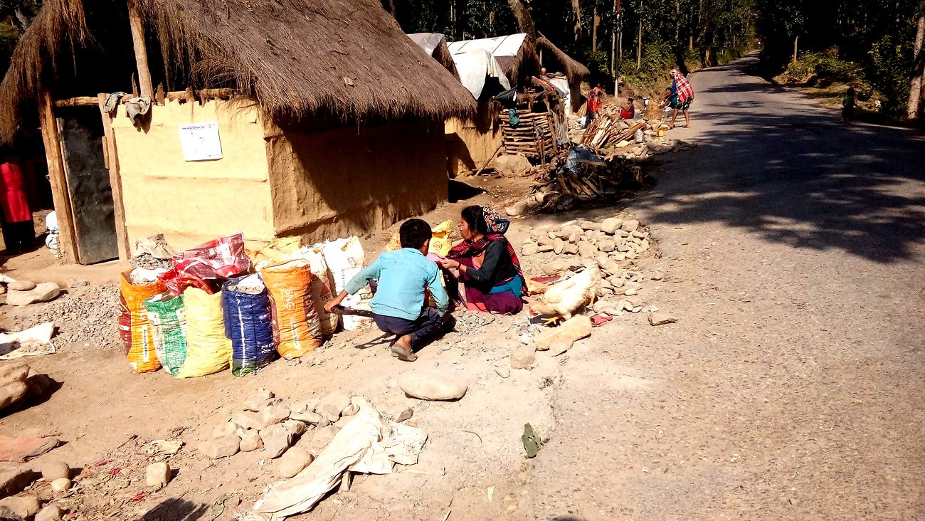 सुर्खेतको गिरीघाट शिविरमा गिटी कुट्दै बाढीपीडित देवीसरा नेपाली र उनका नाति विवेक नेपाली। तस्बिरः दिपकजंग शाही/सेतोपाटी