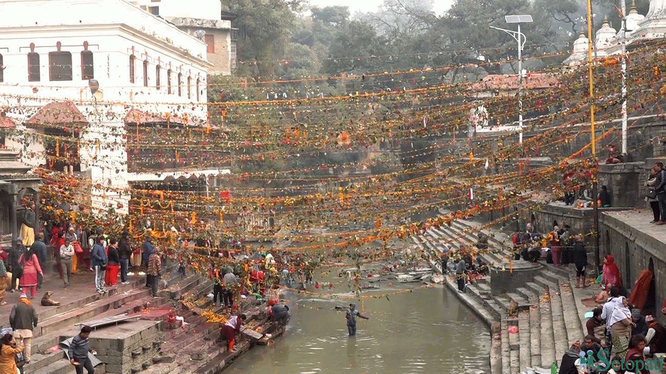 हरिबोधिनी एकादशीको दिन सोमबार पशुपतिमा लागेको मेला। तस्बिरः सेतोपाटी