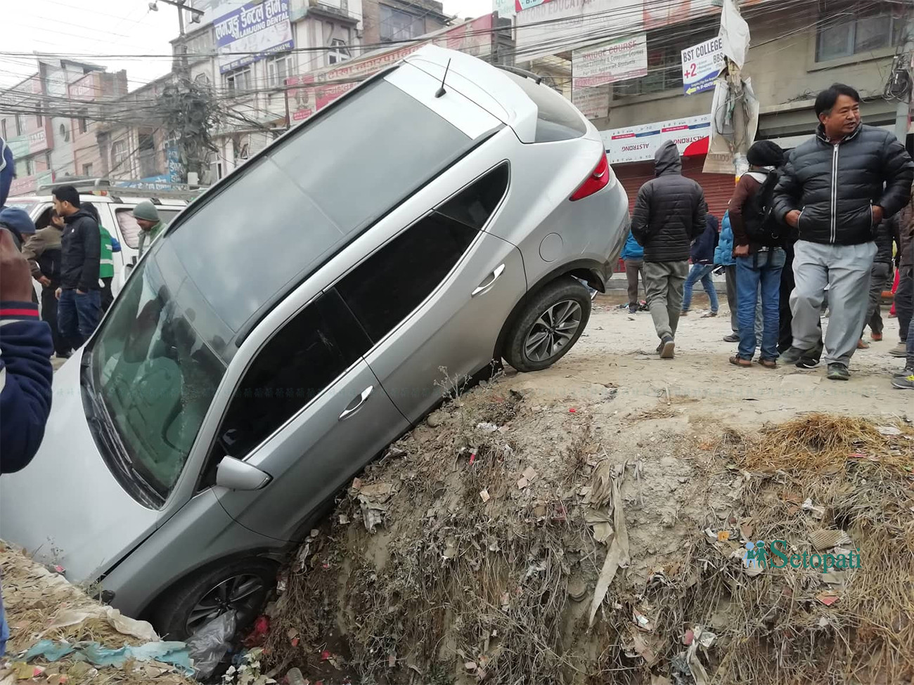 गोंगबुमा सडक विभागले त्यसै छोडेको खाल्डोमा परेको गाडी। फाइल तस्बिरः सुनिता सिटौला