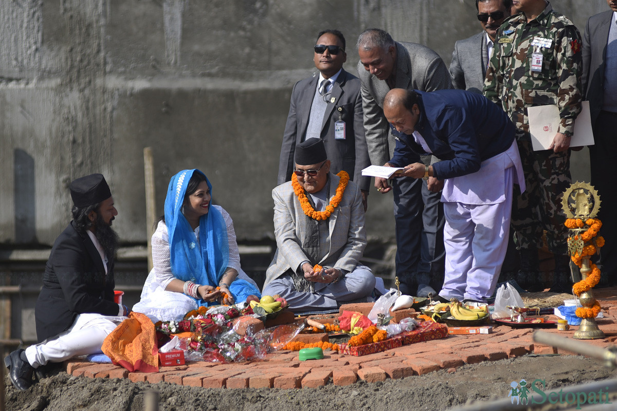 धरहरा पुनर्निर्माणको शिलान्यास गर्दै प्रधानमन्त्री केपी शर्मा ओली। फाइल तस्बिर।