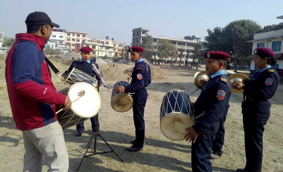 धिमे बाजा सिक्दै प्रहरीहरू।