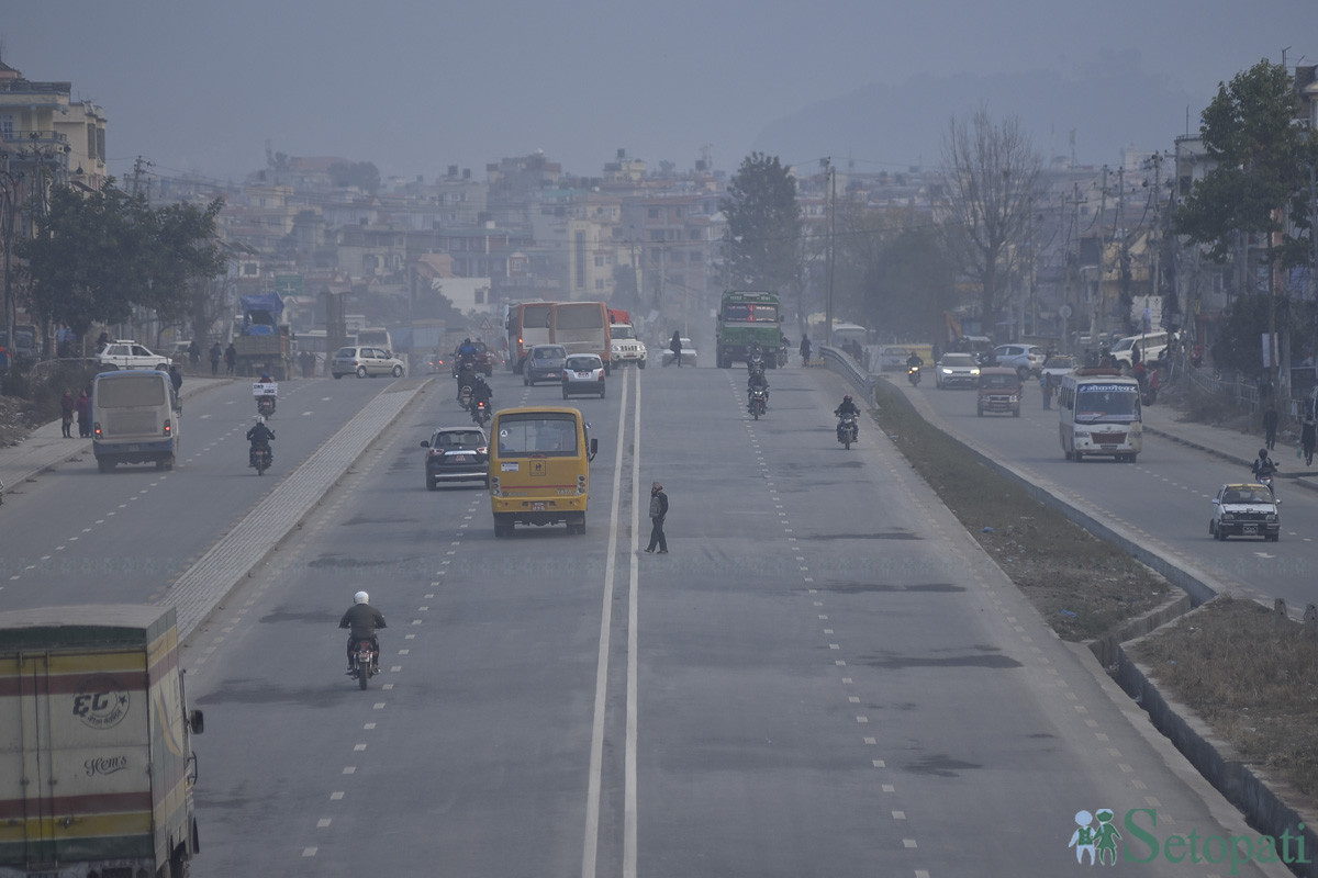 चिनीयाँ कम्पनीले बनाएको काठमाडौं ८ लेन फराकिलो रिङरोड। तस्बिरः नारायण महर्जन