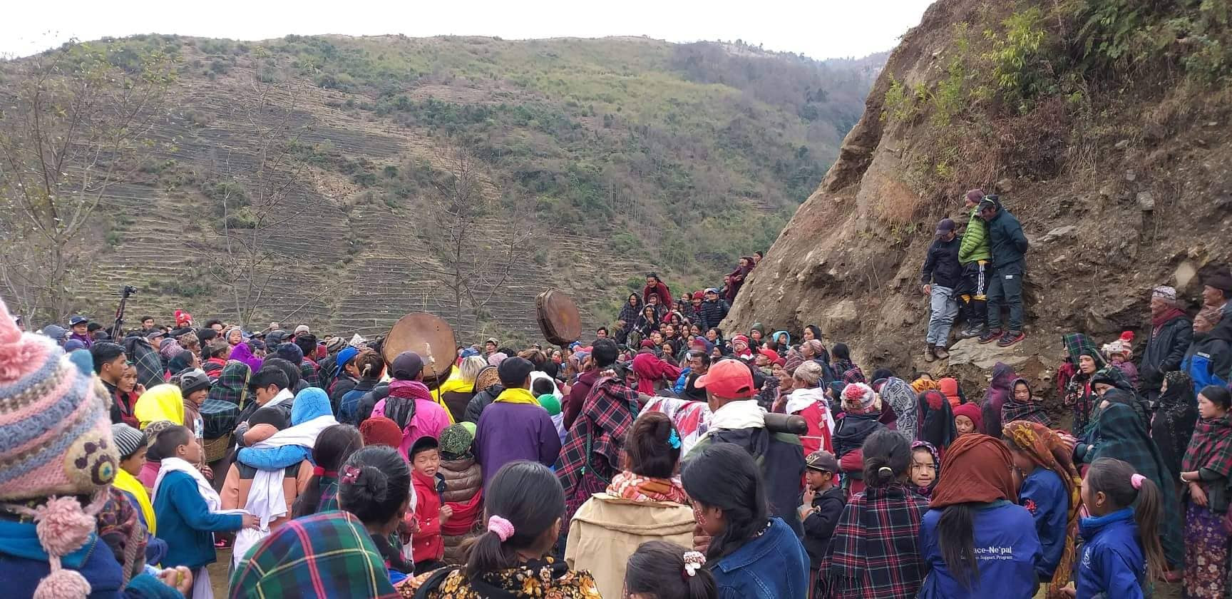 मकै बिहेको निम्ति भेला भएका लाप्राकीहरू। तस्बिर स्रोत: राज गुरुङ