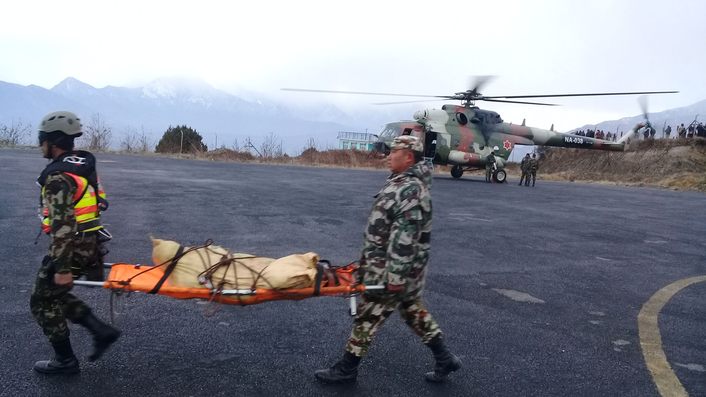 ताप्लेजुङमा बुधबार हेलिकप्टर दुर्घटनामा परी मृत्यु भएकाको शव नेपाली सेनाले घटनास्थलबाट सुकेटार विमानस्थलमा ल्याए पछि काठमाण्डौ ल्याउने तयारी गर्दै । तस्बिरः नारायण ढुंगाना, रासस