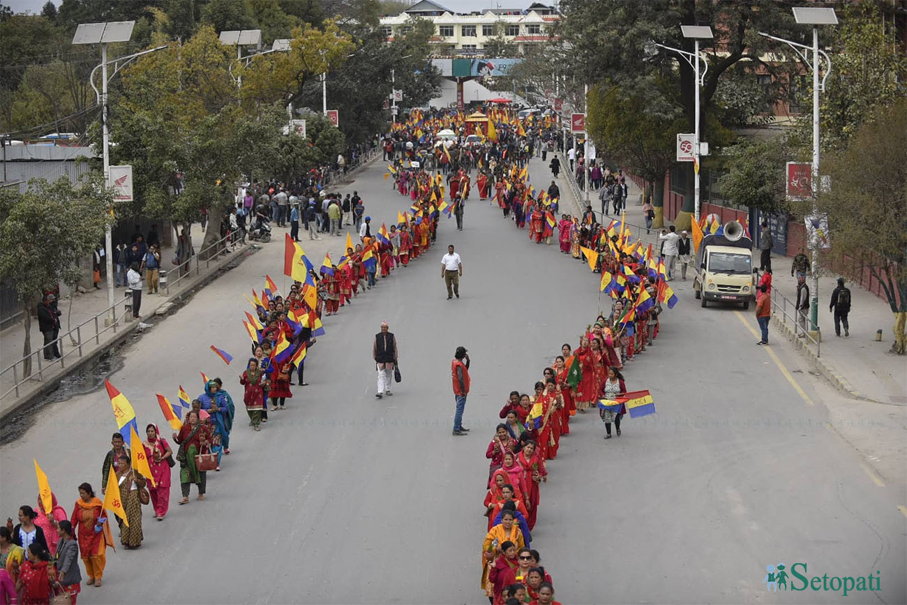 शक्ति प्रदर्शनका क्रममा र्‍यालीमा सहभागी राप्रपाका कार्यकर्ताहरू। तस्बिरः नारायण महर्जन