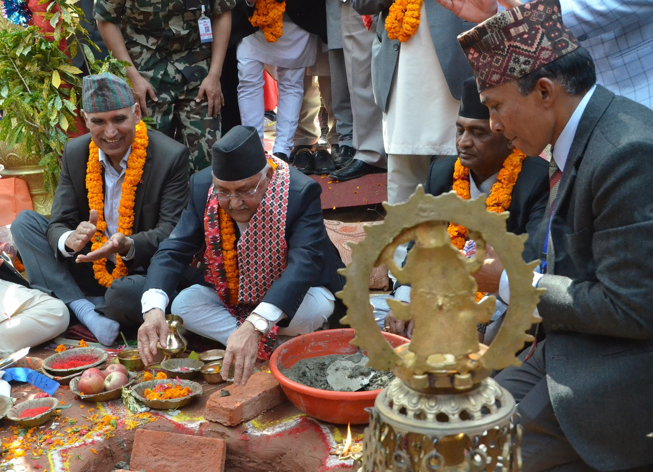 पूर्व-पश्चिम राजमार्ग अन्तर्गत बुटवल–नारायणघाट सडक खण्डको स्तरउन्नतीको शुक्रबार शिलान्यास गर्दै प्रधानमन्त्री ओली। तस्बिरः भगवती पाण्डे