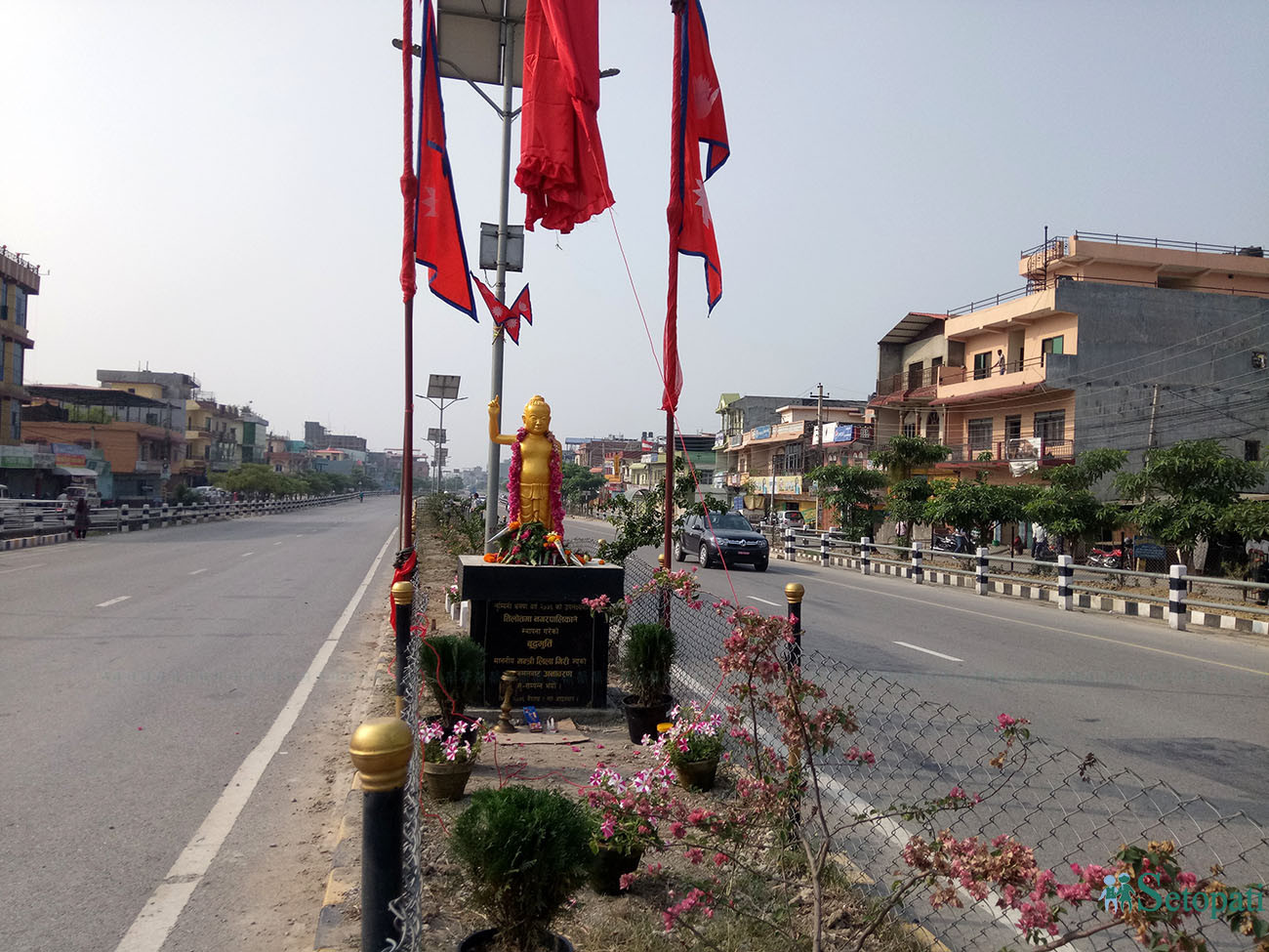 प्रदेश ५ सरकारले २०७६ लाई लुम्बिनी भ्रमण वर्षका रुपमा मनाउने तयारी गरेसँगै तिलोत्तमा नगरपालिकाले त्यसको प्रचारप्रसार अभियानलाई सघाउ पुर्‍याउने उद्देश्यले ६ लेन सडकखण्डमा राखिएको बुद्धमूर्ति। तस्बिरः भगवती पाण्डे