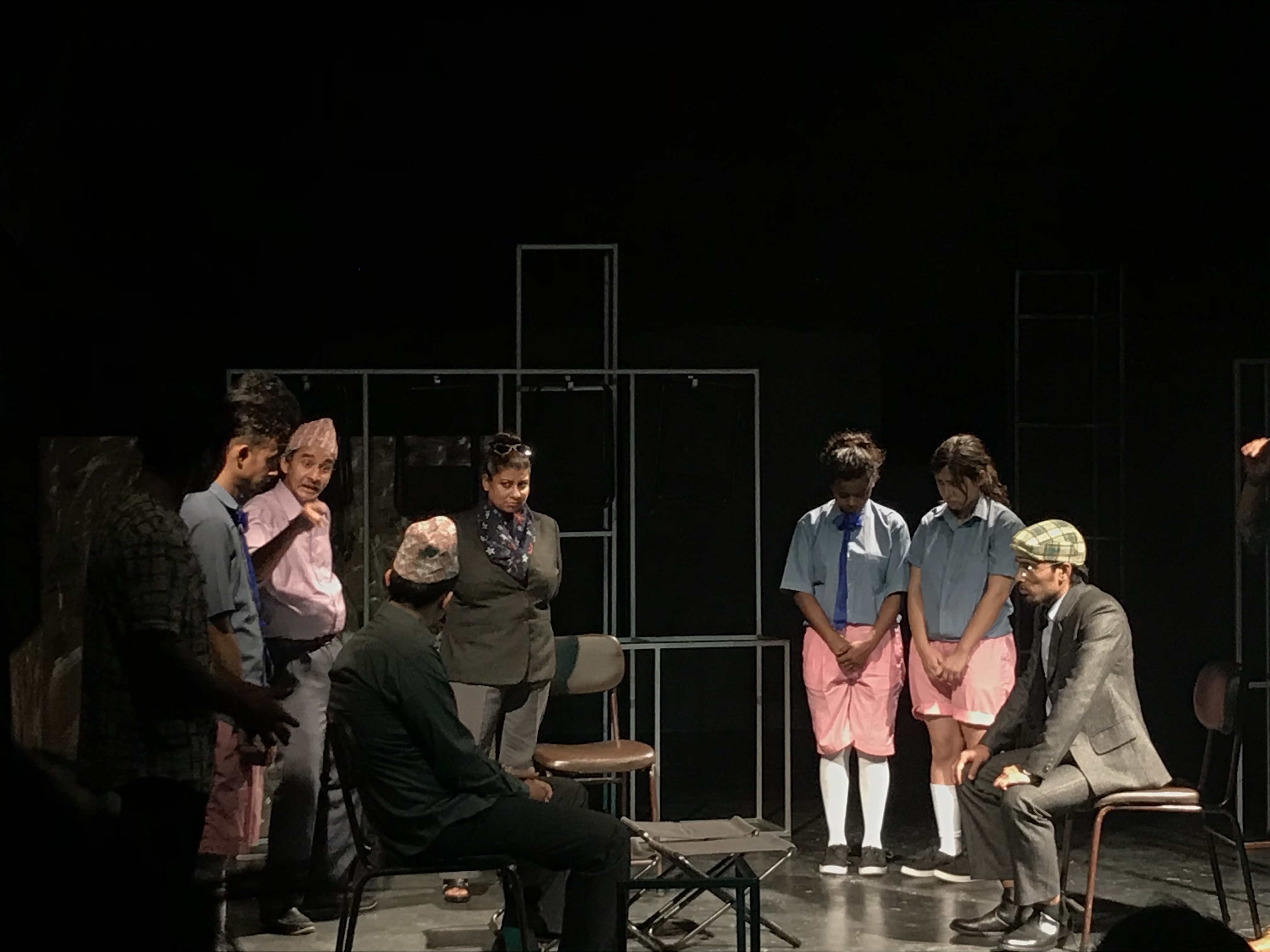 नाटककार घिमिरे युवराज र अमजद प्रवेजद्वारा निर्देशित नाटक ‘आँधीको मनोरम नृत्य’  को एक दृश्य।