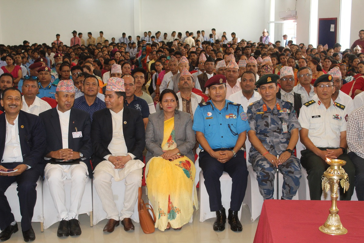 शान्ति शुरक्षा अभियानअन्तर्गत सञ्चालन हुने सचेतनामुलक कार्यक्रमको समुद्घाटन समारोहमा सहभागीहरु। तस्वीर: दिपकजंग शाही/सेतोपाटी