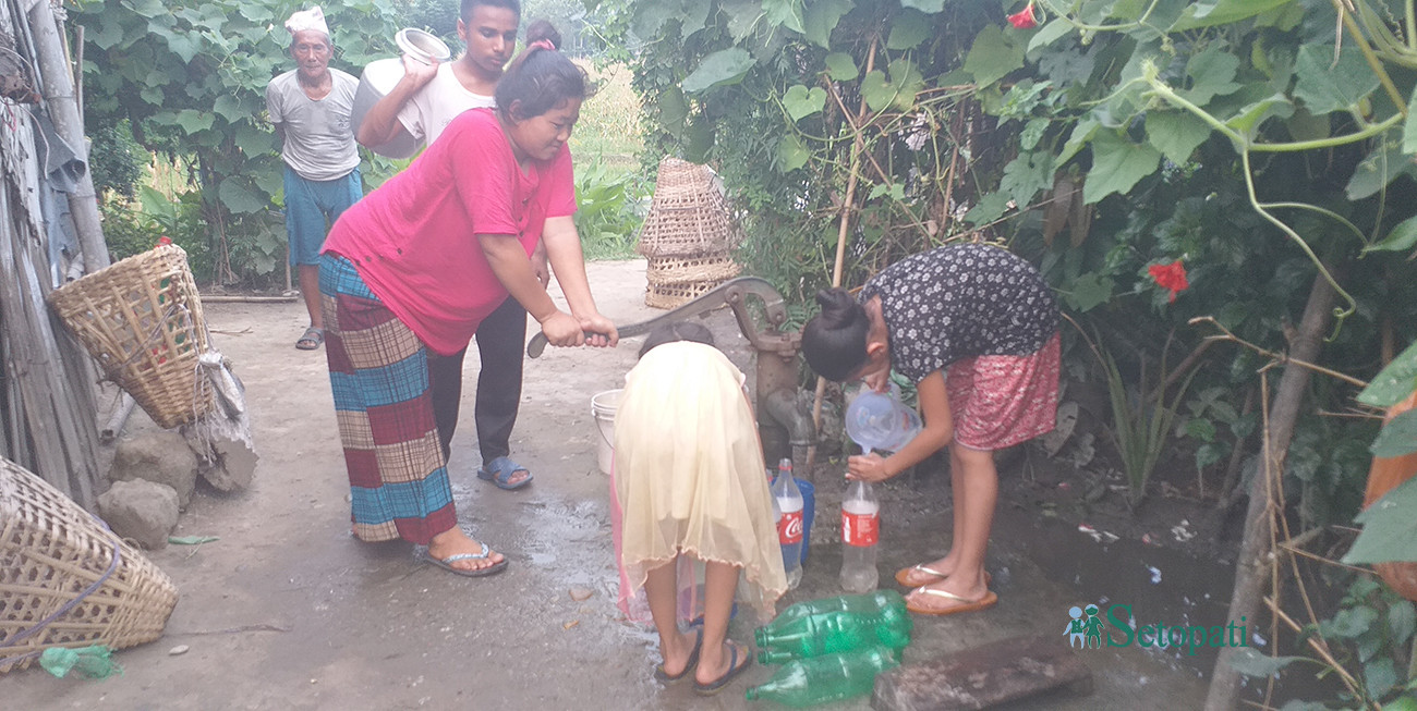 ट्युबेलमा पानी थापिरहेका स्थानीय। तस्बिर: विनोद सापकोटा/सेतोपाटी