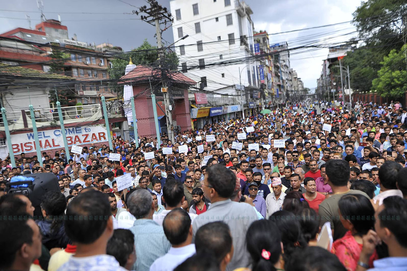 नयाँ कर नियमविरूद्ध राजधानीको न्यूरोडमा प्रदर्शन गर्दै व्यवसायी। तस्बिर: नारायण महर्जन/सेतोपाटी