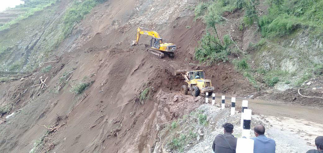 कान्ति लोकपथमा खसेको पहिरो पन्छ्याउँदै डोजर। तस्बिर : सेतोपाटी।