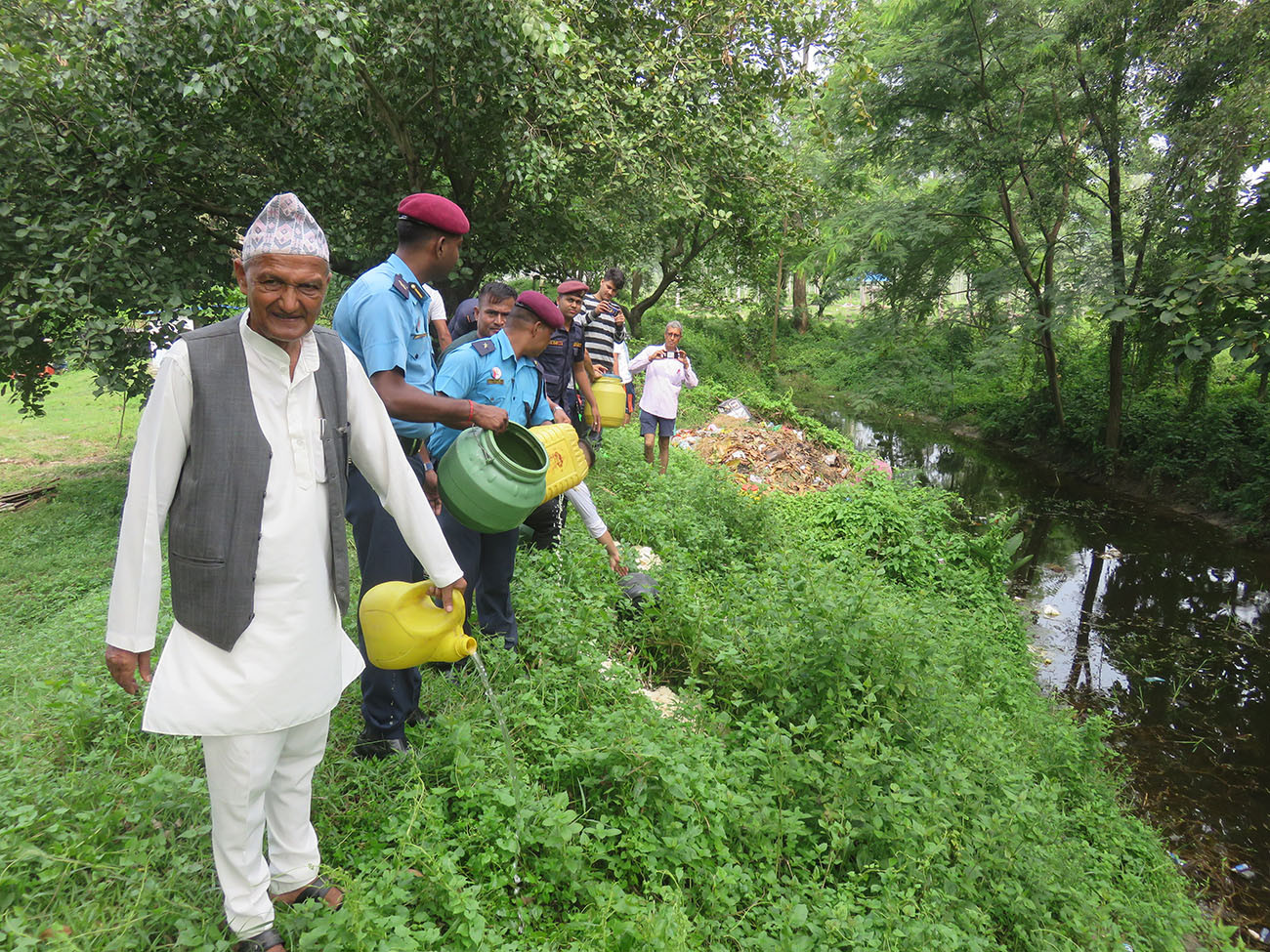  घरेलू मदिरा नष्ट गर्दै शिवसताक्षी नगरपालिका १० का वडा अध्यक्ष कर्णबहादुर थापा सहित प्रहरी। तस्वीर: विनोद सापकोटा