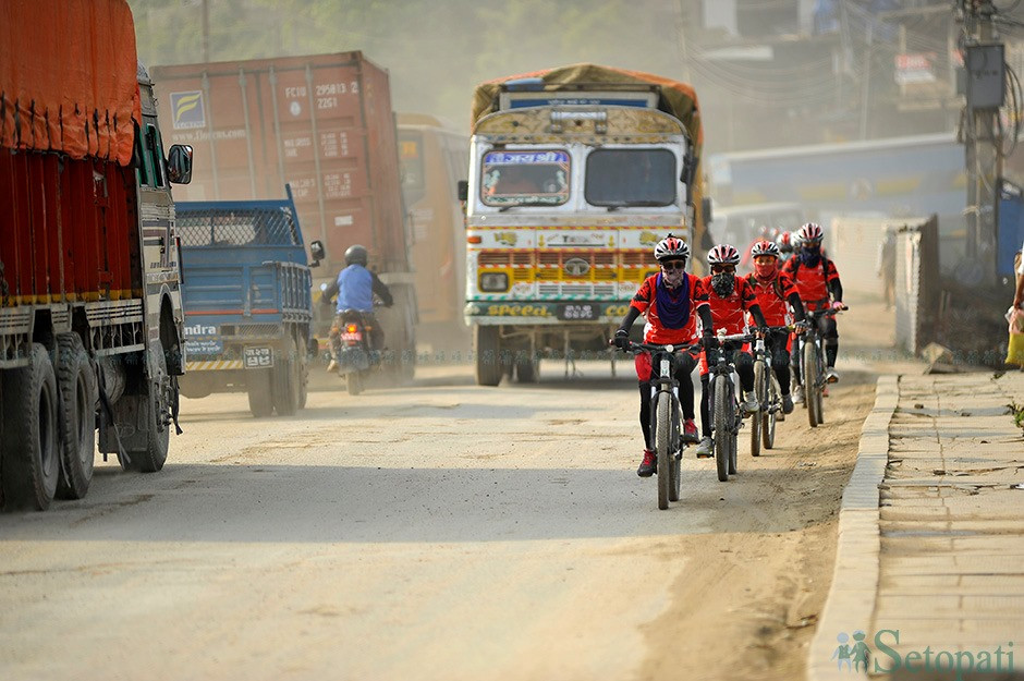 काठमाडौंका सडकमा साइकल र पैदलयात्रुलाई सुरक्षित बाटो खोइ? तस्बिर: नारायण महर्जन/सेतोपाटी