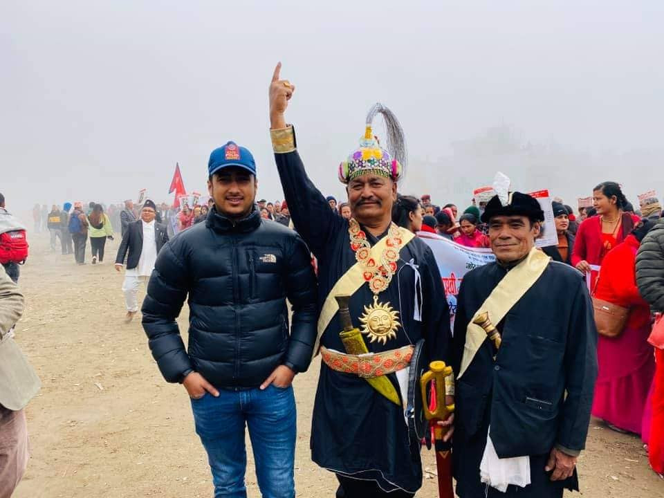 गोरखामा आइतबार आयोजित पृथ्वी जयन्ती समारोहमा पृथ्वीनारायण शाहको भेषभूषामा आएका स्थानीय ओमबहादुर श्रेष्ठसँग तस्बिर खिचाउँदै। तस्बिर: सेतोपाटी