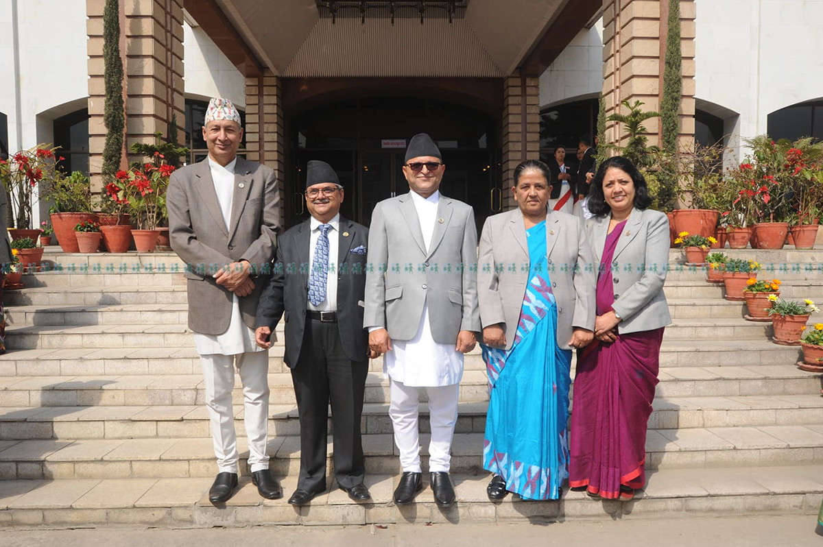 मंगलबार संसदमा फोटो खिचाउँदै खतिवडा। तस्वीर: नारायण महर्जन/सेतोपाटी