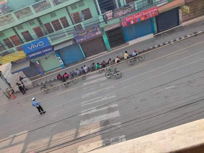 भैरहवामा लक डाउनमा बाहिर निस्केको भन्दै साइकल चालकलाई मुर्गा बनाउँदै प्रहरी।