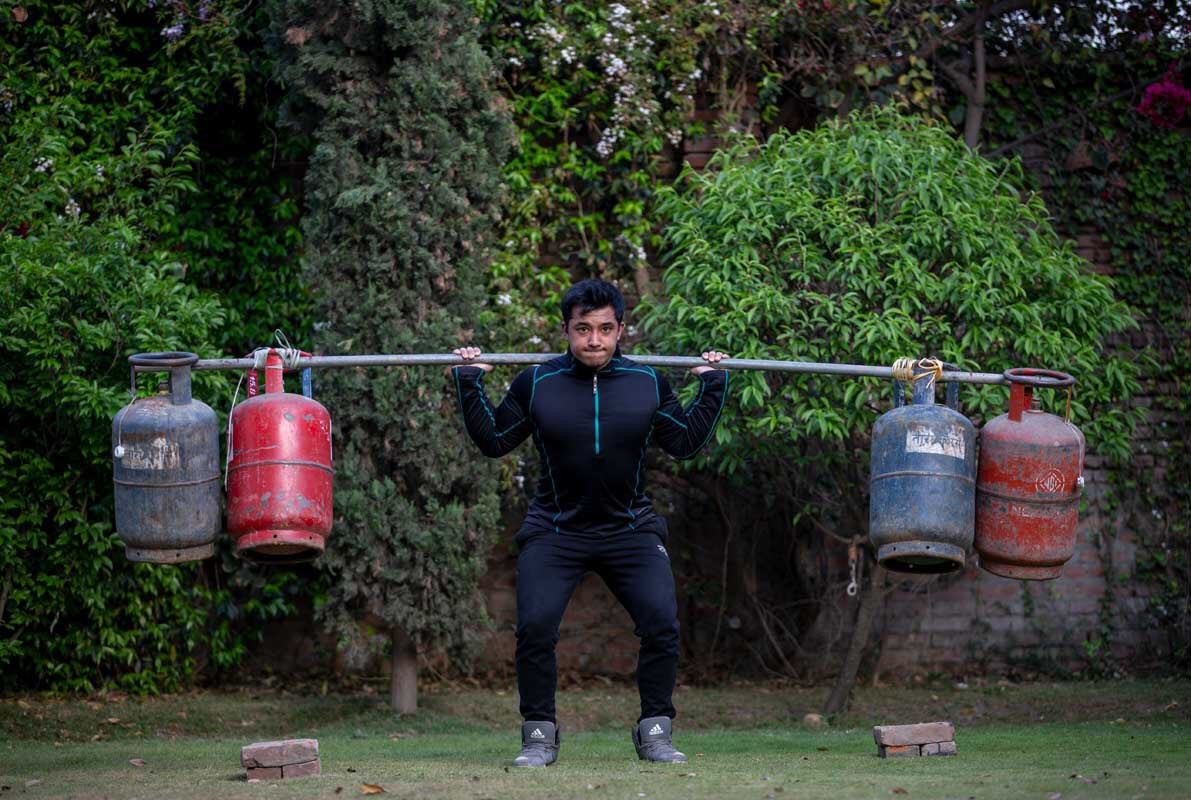 शारीरिक सुगठन खेलाडी निशान्त प्रधान ग्यास सिलिन्डर बोकेर व्यायाम गर्दै। तस्बिर सौजन्यः नरेन्द्र श्रेष्ठ/इपिए