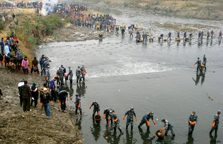 बाग्मती सफाइ गरिँदै। तस्वीर स्रोत: चक्रबहादुर चन्द।