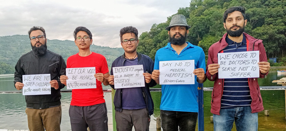 नियमावली अन्यायपूर्ण रहेको भन्दै विरोधमा उत्रिएका गैरसरकारी चिकित्सक। तस्वीर: अनिल रेग्मीको ट्वीटरबाट।