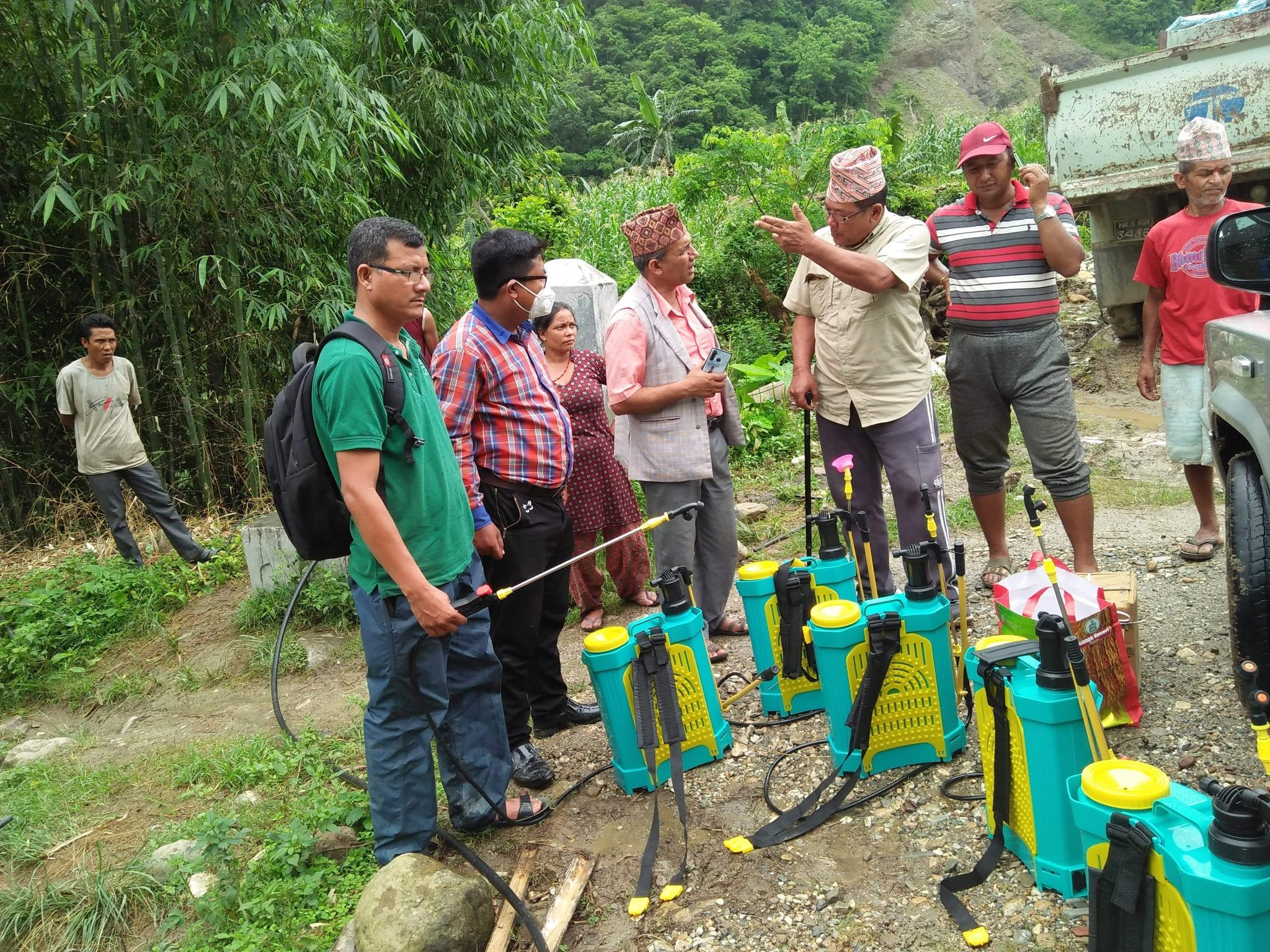 सलह रोक्न विषादी हाल्ने तयारी गरिँदै। तस्बिर स्रोत: चन्द्रकान्त चौधरी