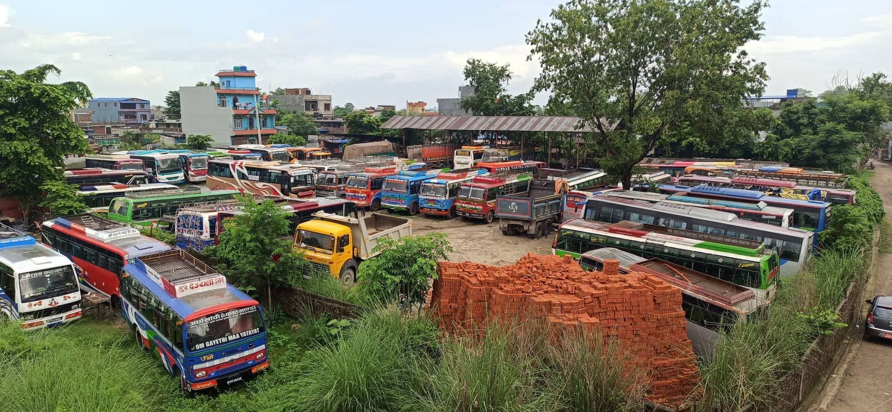 बुटवल मैनाबगरको एक ग्यारेजमा थन्काएर राखिएका बस! तस्बीर :भगवती पाण्डे