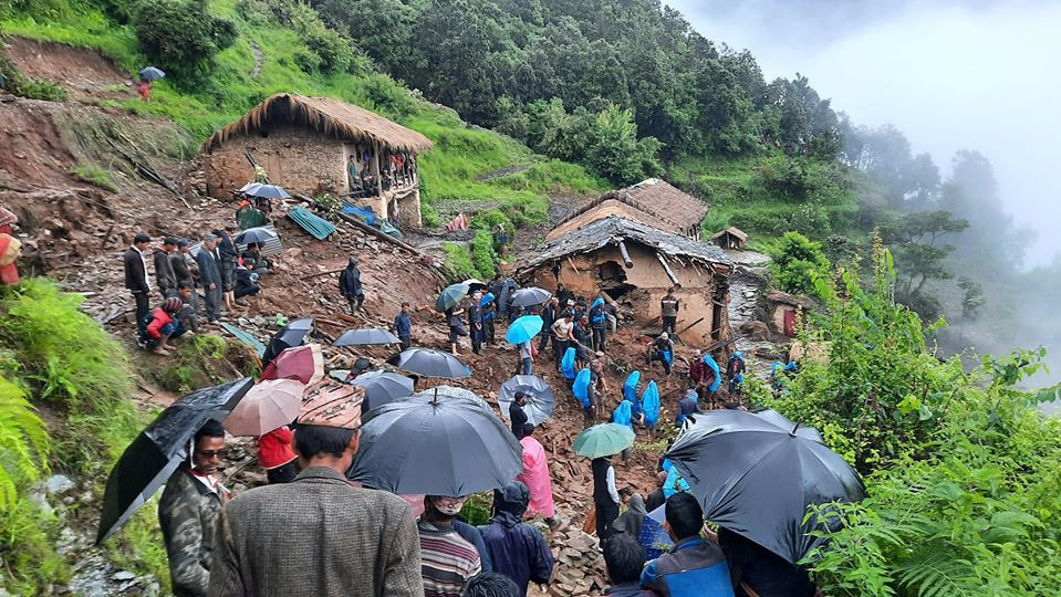 असार २५ गते राती जाजरकोटको बारेकोट गाउँपालिकामा गएको पहिरो । उक्ता पहिरोमा परि ११ जनाको मृत्यु भएको छ भने १ जना अझै वेपत्ता छन् । तस्विरः सुरेन्द्र सिंहको फेसबुकबाट