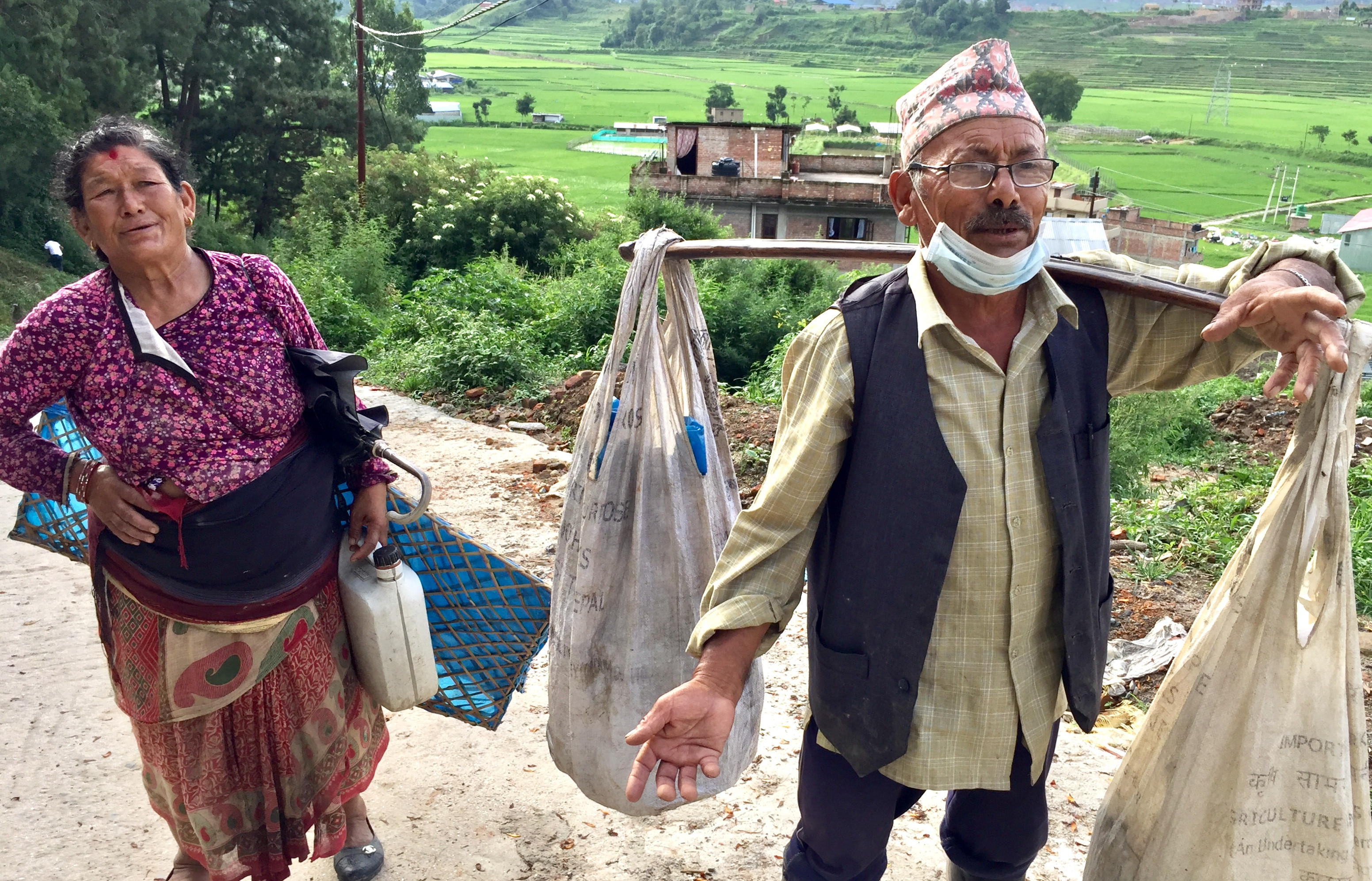 खोकनाका स्थानीय द्वारिकानाथ डंगोल र उनकी पत्नी। तस्बिर: गिरीश गिरी/सेतोपाटी