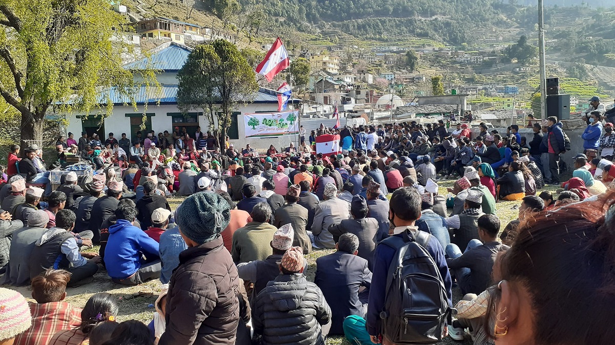 बाजुरामा कांग्रेसको घरदैलो अभियान सुरूवात गरिँदै। तस्बिर स्रोत: रावत ताल।