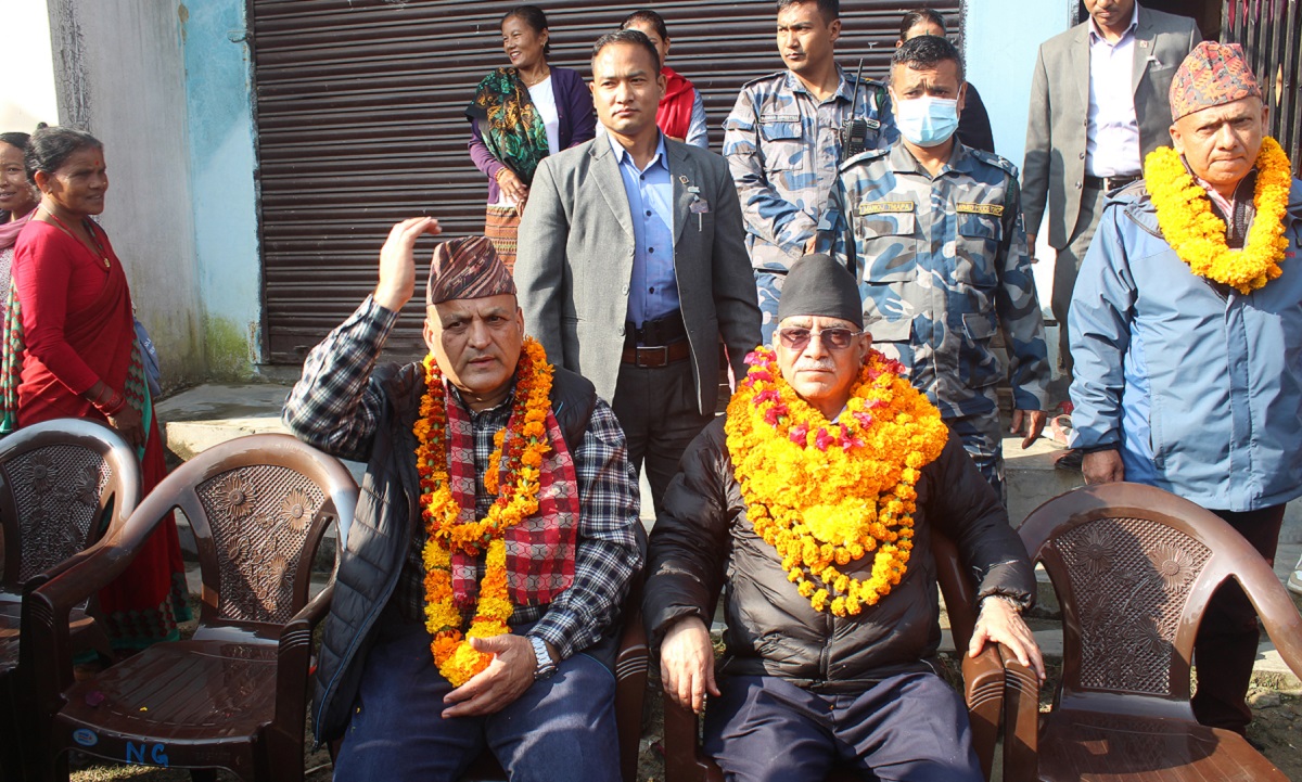 कांग्रेस नेता सुरेन्द्र पाण्डेसँगै प्रचण्ड। तस्बिर: दीपक श्रेष्ठ/रासस।