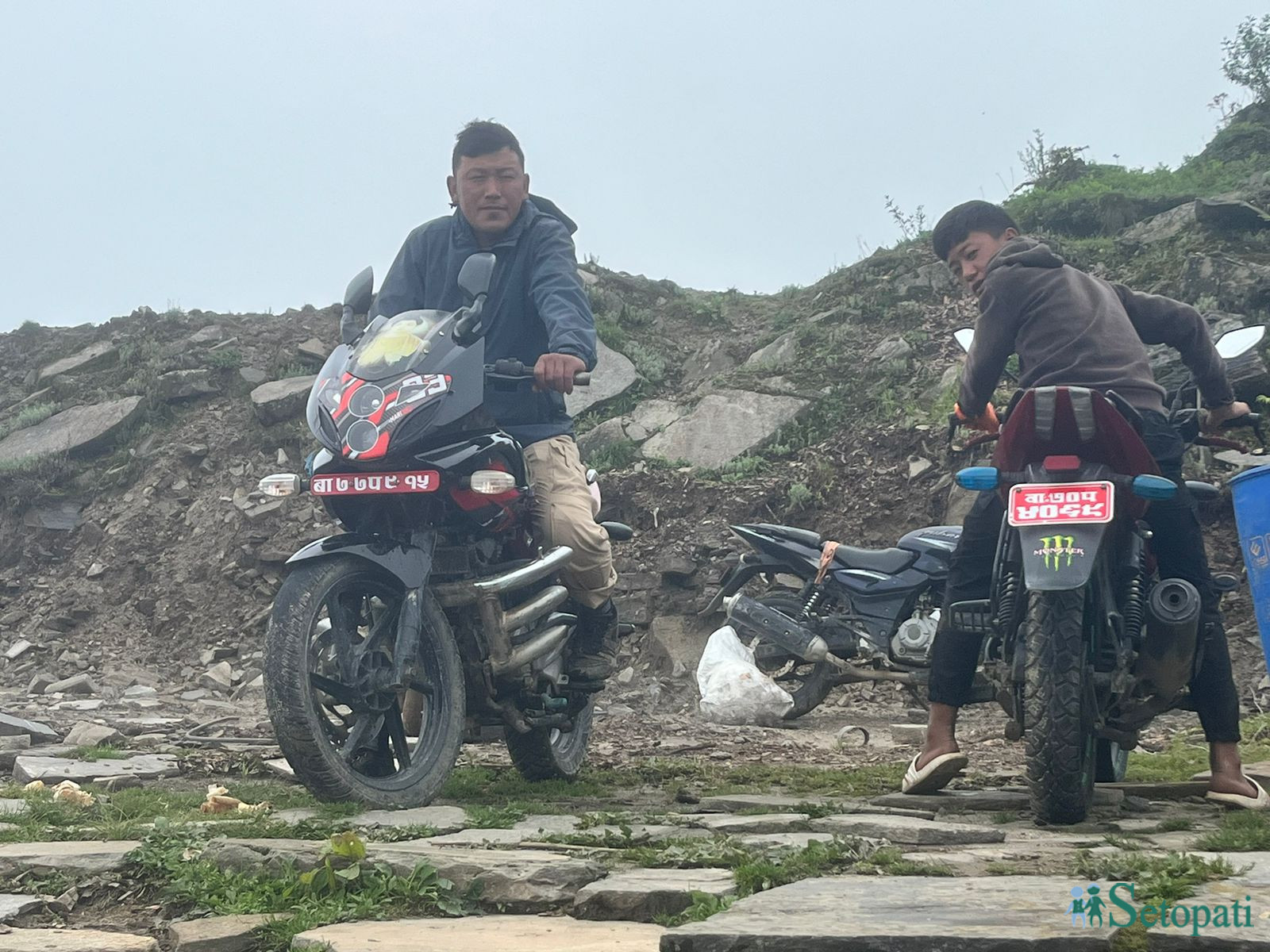 तेन्जिङ हिलारी पदमार्गमा बनेको बाटोमा स्थानीय युवा हिजोआज चर्को आवाज निकाल्दै मोटरसाइकल कुदाउँछन्। तस्बिर: सुरेन्द्र फुयाल