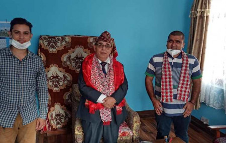 पोखरा विश्वविद्यालयमा उपकुलपति नियुक्त भएका प्रेमनारायण अर्याल (बीचमा)। तस्बिर स्रोत: भुवन भट्टको फेसबुकबाट।