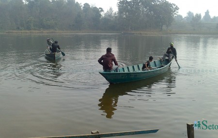 तालमा नौका विहार गर्दै आन्तरिक पर्यटकहरू। तस्बिर भगवती