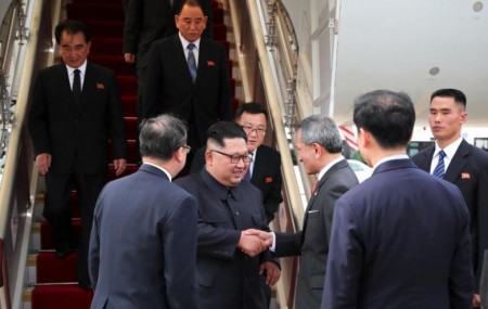 उत्तर कोरियाली नेता किम जोङ उनलाई अमेरिकी राष्ट्रपति डोनाल्ड ट्रम्पसँगको शिखर वार्ता निम्ति आइतबार सिंगापुरमा स्वागत गरिँदै। वार्ता मंगलबारबाट सुरु हुँदैछ। तस्बिर: रोयटर्स
