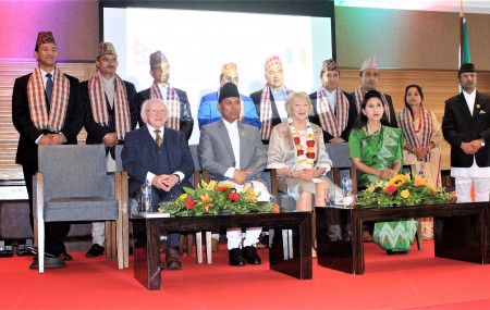 नेपाल र आयरल्याण्डबीच दौत्य सम्वन्ध स्थापनाको बीसौं वर्षको अवसरमा आयोजित कार्यक्रममा उपस्थित आयरल्याण्डका राष्ट्रपति माइकल डी. हिगिन्स लगायत विशिष्ठ अतिथिहरू। तस्बिरः नेपाली दूतावास लण्डन