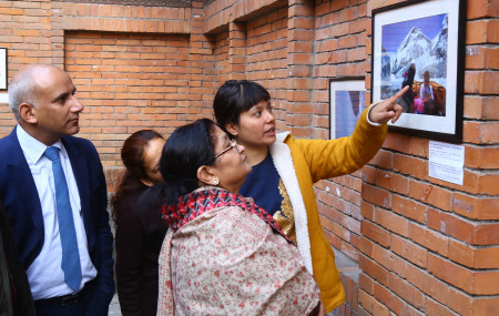 प्रधानमन्त्री केपी शर्मा ओलीकी धर्मपत्नी राधिका शाक्य आइतबार नेपाल पर्यटन बोर्डमा सगरमाथा आरोहण गर्ने महिला पत्रकारका टोलीले आयोजना गरेको फोटोप्रर्दशनी अवलोकन गर्दै । तस्बिरः रासस