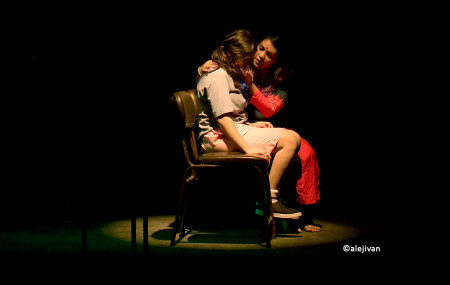 नाटककार घिमिरे युवराज र अमजद प्रवेजद्वारा निर्देशित नाटक ‘आँधीको मनोरम नृत्य’ को एक दृश्य।