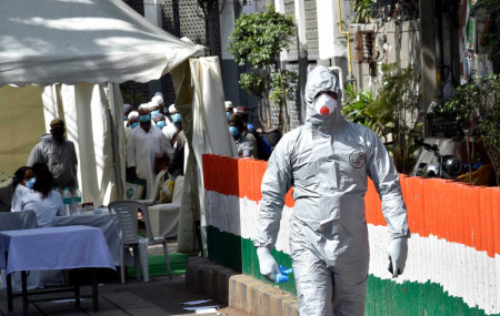 भारतको नयाँदिल्लीमा भइरहेको कोरोना परीक्षण। तस्बिर: हिन्दुस्तान टाइम्स