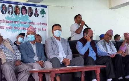 सिन्धुपाल्चोक कांग्रेस जिल्ला कार्यसमितिको बैठक। तस्बिर स्रोत: बलदेव तिमल्सिना।