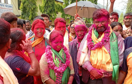 नवलपुरको बौदिकाली गाउँपालिकामा जितेपछि एमाले उम्मेदवारहरू।