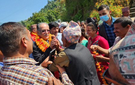 छोप्राकको खेपुवामा स्थानीय वृद्धलगायतसँग प्रचण्ड।