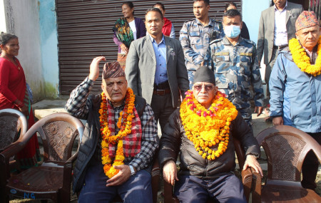 कांग्रेस नेता सुरेन्द्र पाण्डेसँगै प्रचण्ड। तस्बिर: दीपक श्रेष्ठ/रासस।